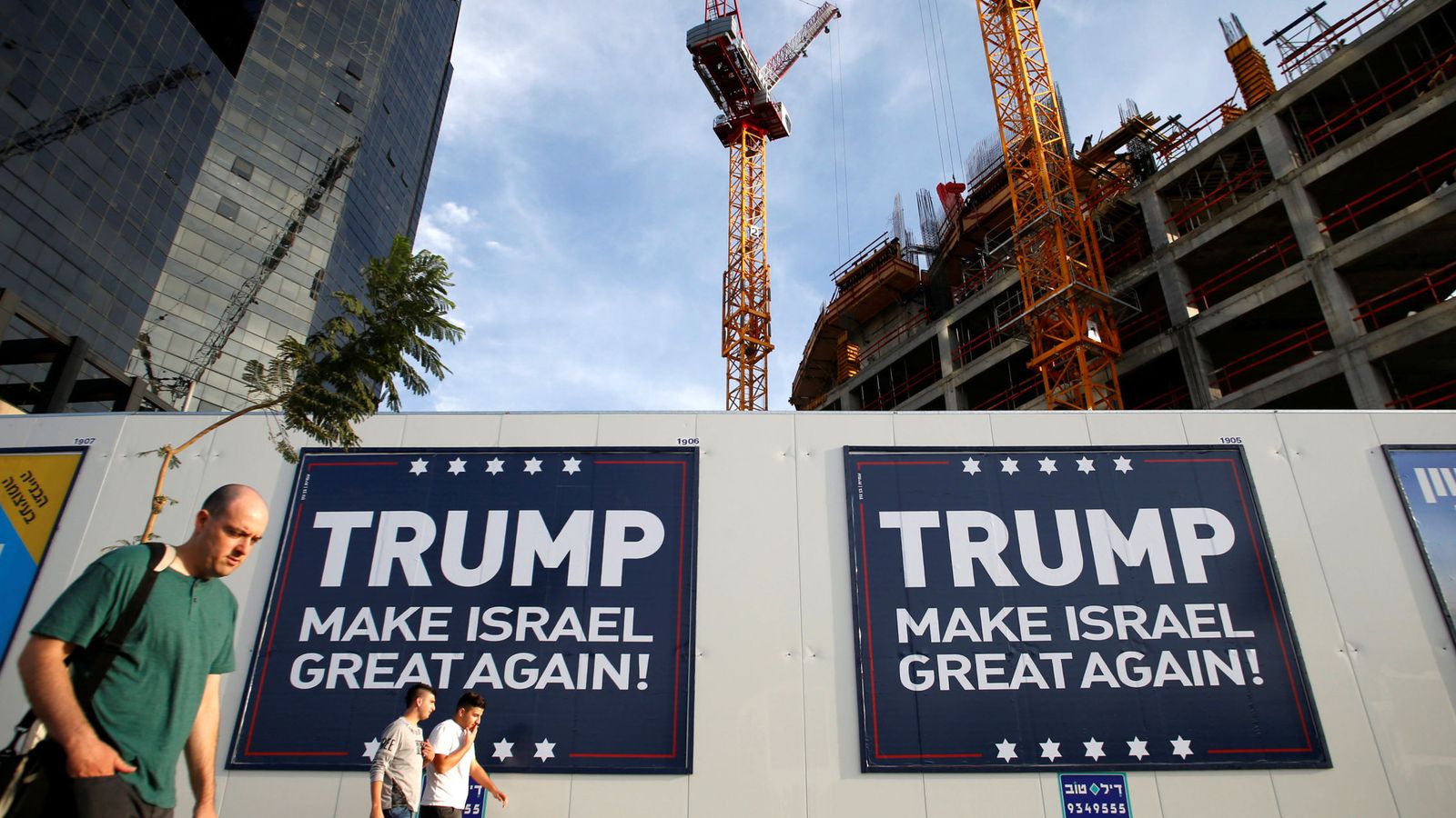 Foto: Carteles celebrando la victoria de Donald Trump en Tel Aviv, el 14 de noviembre de 2016 (Reuters)