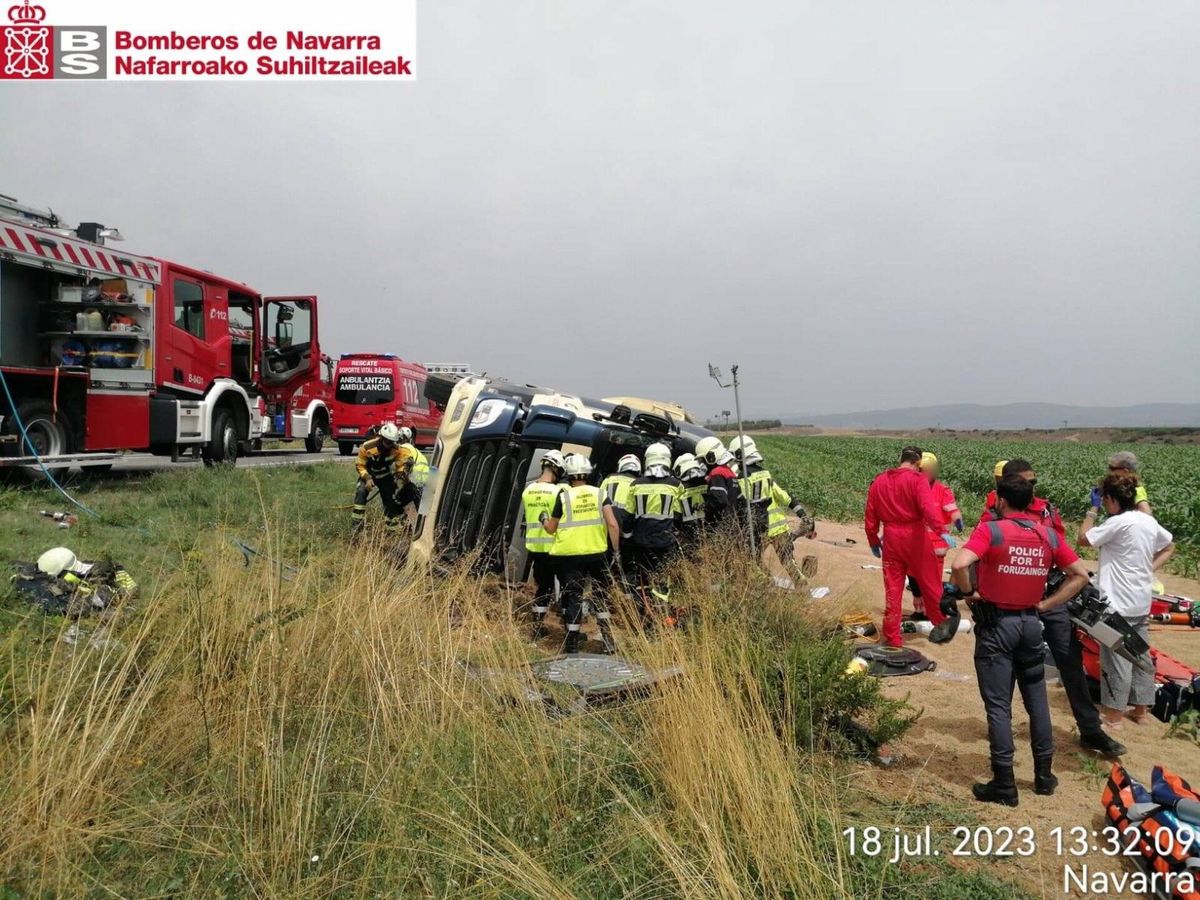 Foto: Bomberos trabajan en el lugar de los hechos. (Europa Press/Bomberos de Navarra)
