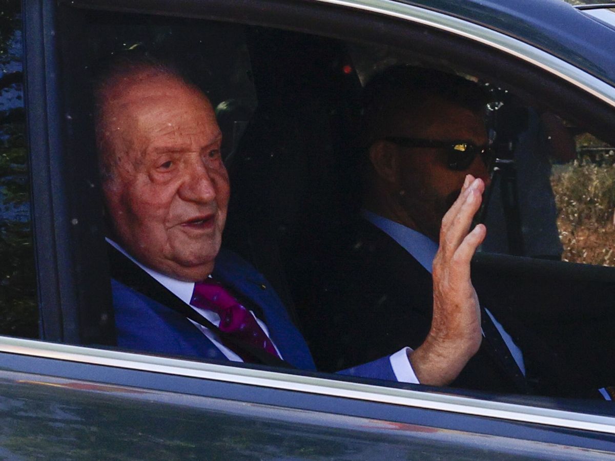 Foto:  El rey Juan Carlos saluda a su llegada al Palacio de la Zarzuela. (EFE/Rodrigo Jiménez)