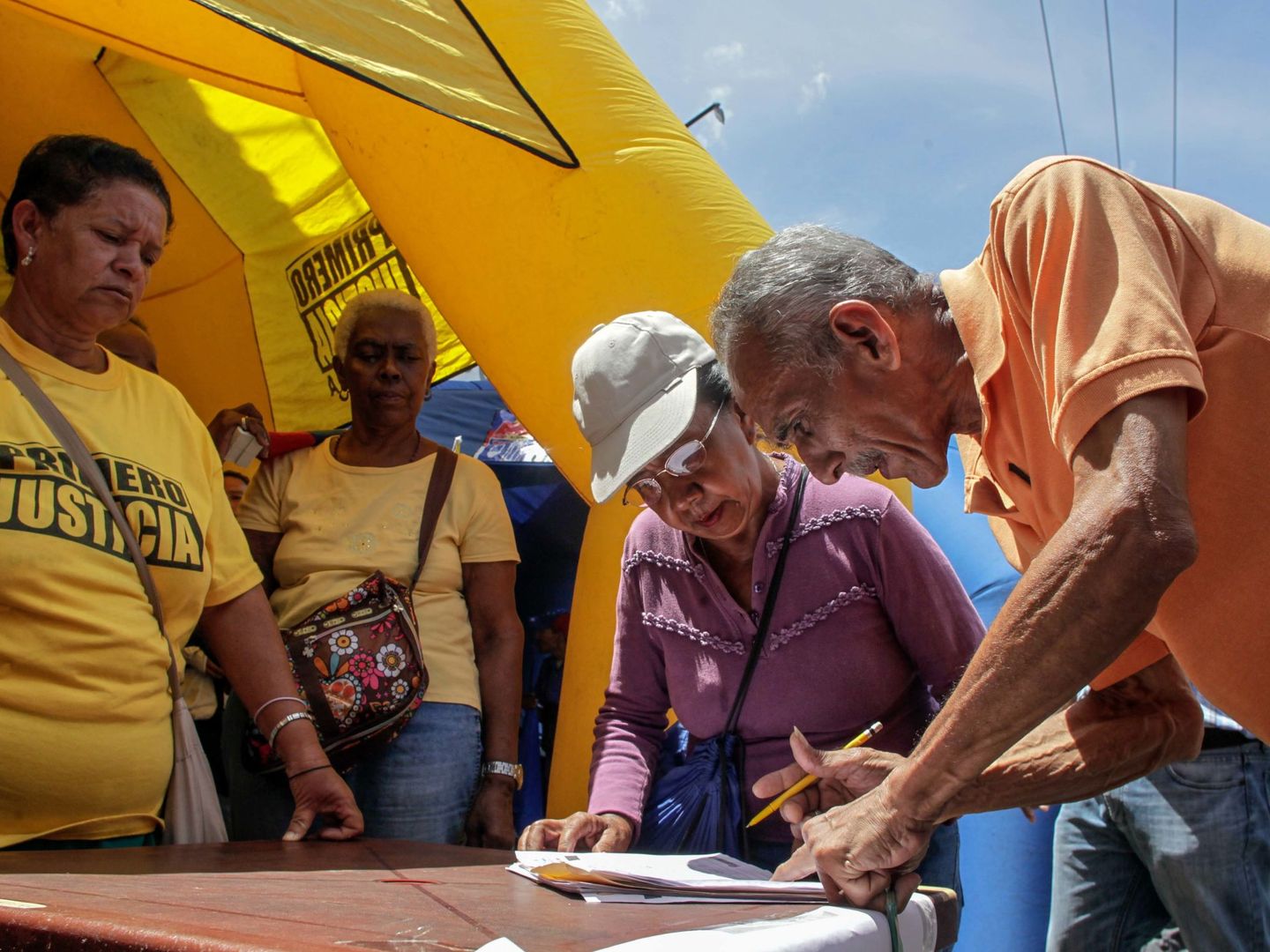 Opositores al gobierno de Maduro, en la recolección de firmas para el revocatorio, en Caracas. (EFE)