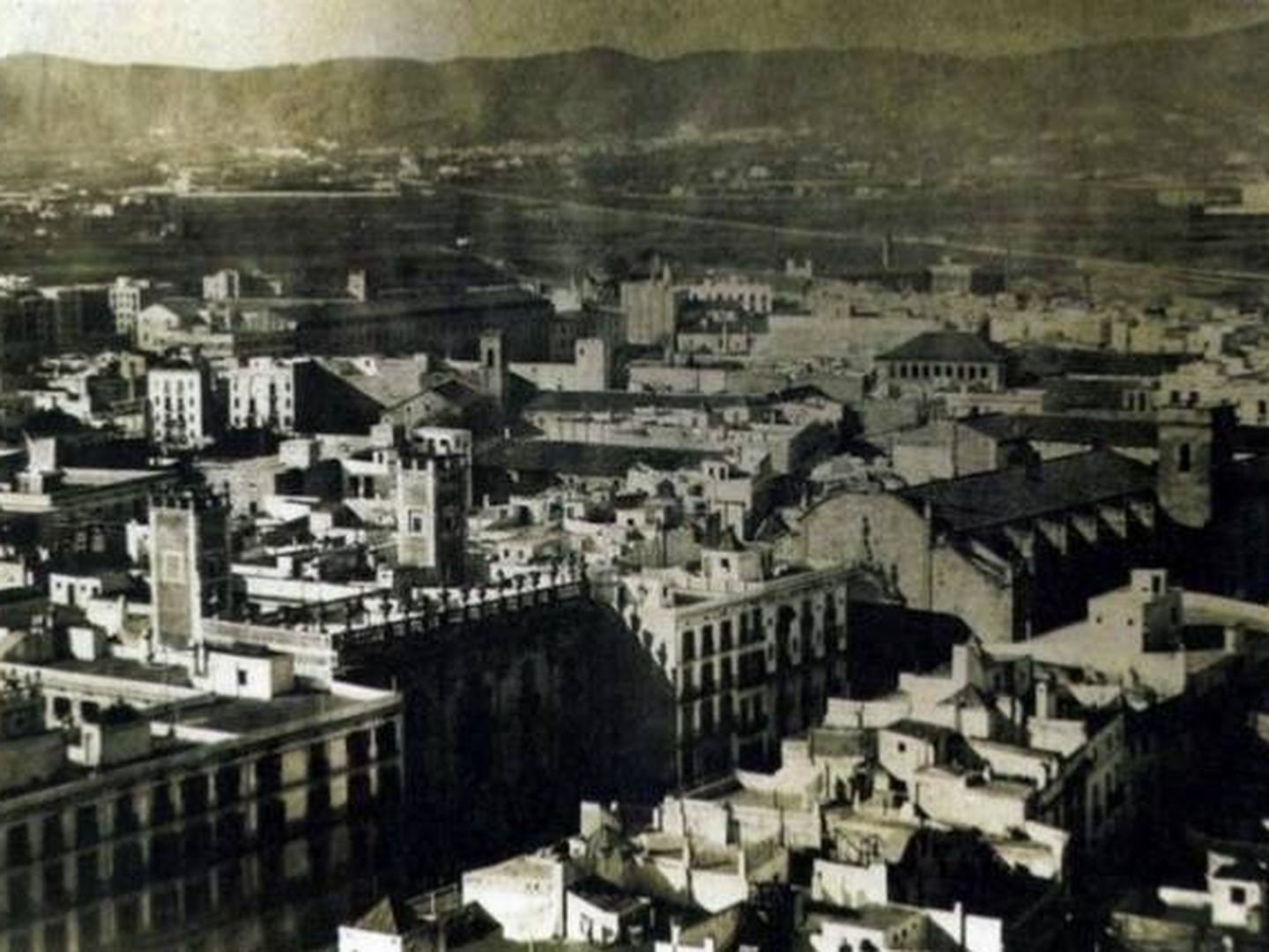 Fotografía de la época en la que se ve el llano de Barcelona al fondo, el actual Eixample y los barrios en 1855.