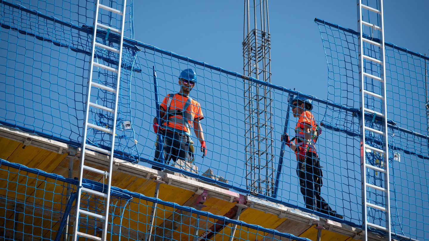 Dos obreros trabajan en las obras del Plan Vive, en Alcalá de Henares.
