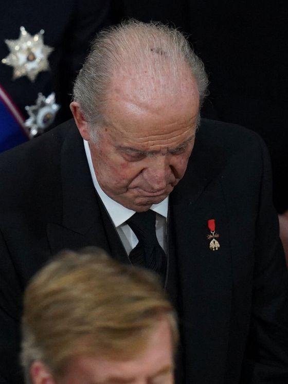 El rey Juan Carlos, durante el funeral de Isabel II. (Reuters)