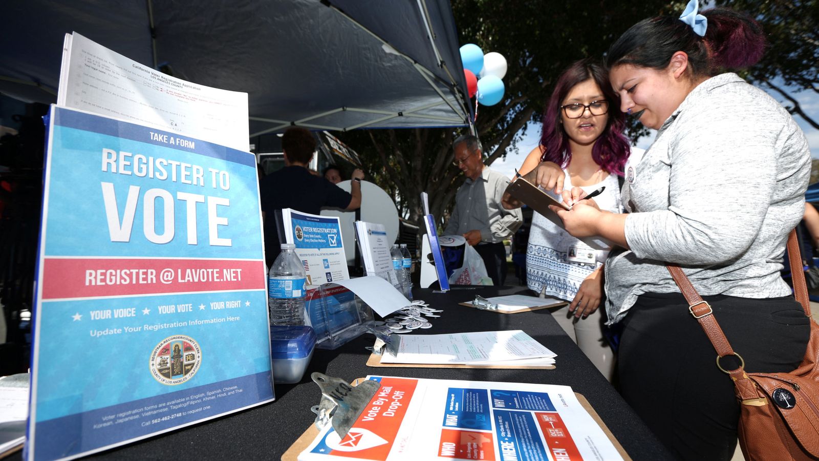 Foto: Marissa Jiménez, de 22 años, se registra para votar en Norwalk, Los Ángeles, el 22 de septiembre de 2016 (Reuters)