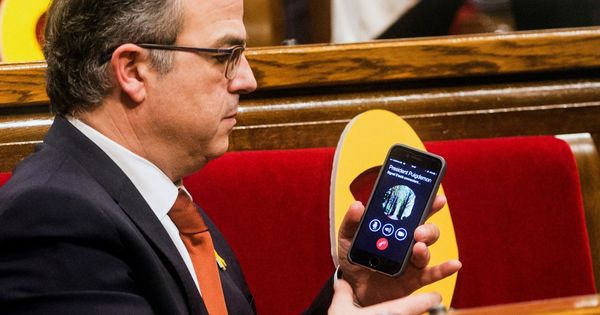 Foto: Jordi Turull conectó por teléfono con Carles Puigdemont y le pasó el móvil a Roger Torrent durante el pleno de constitución de la XII legislatura. (EFE)
