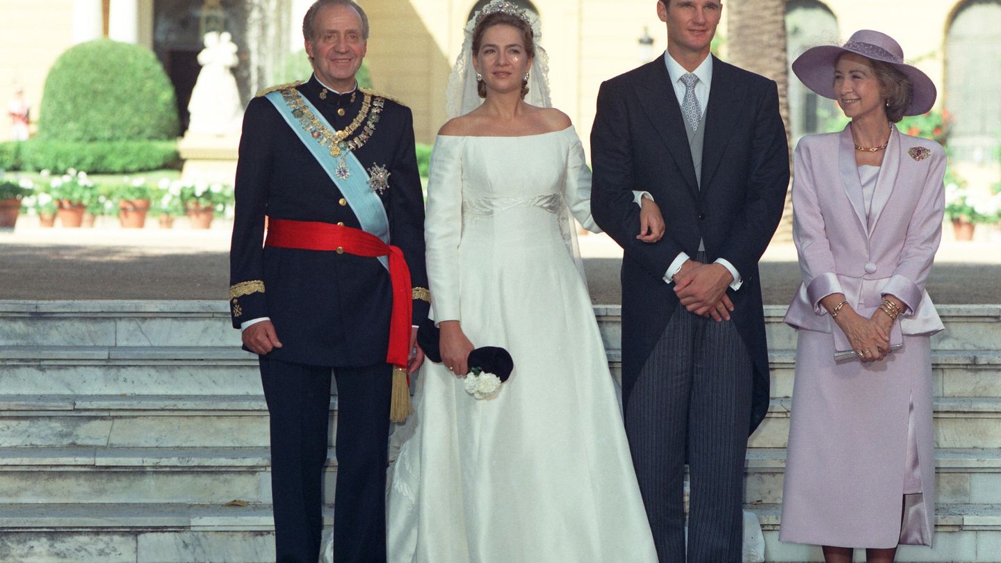 Imagen de la boda de la infanta Cristina, cuyo vestido diseñó Caprile, e Iñaki Urdangarin. (EFE)