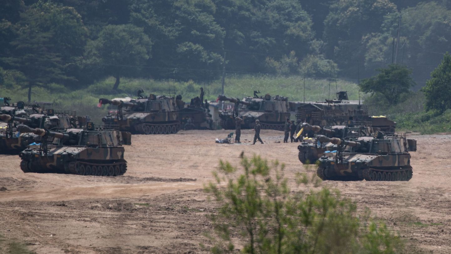 Tropas surcoreanas en la frontera con Corea del Norte tras la destrucción de la oficina este martes. (Reuters)