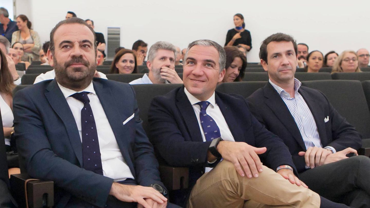 Gabriel Escarrer, Elías Bendodo y Antonio López de Ávila, en el foro de El Confidencial. Foto: Jesús Domínguez.