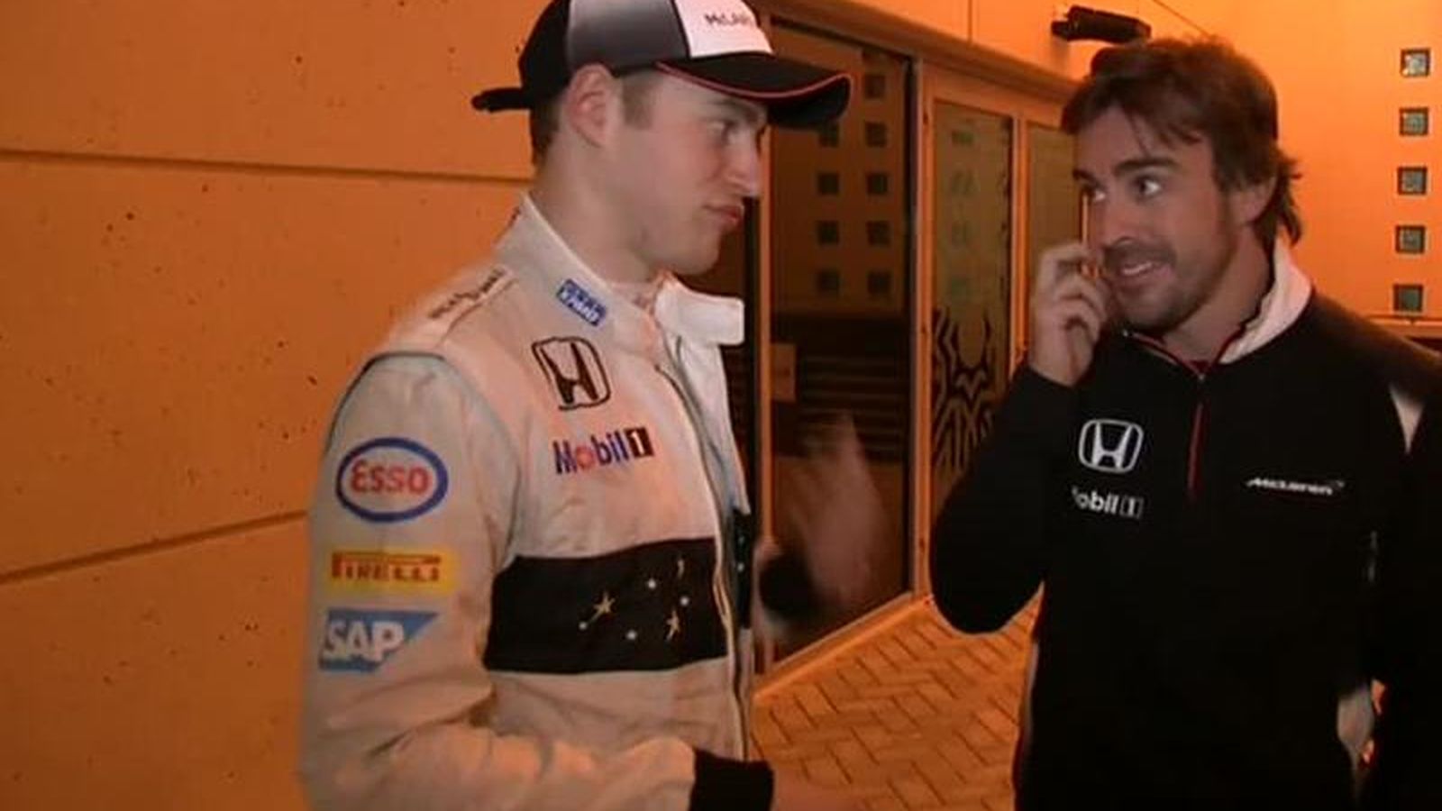 Foto: Vandoorne charlando con Alonso tras el GP de Bahrein.