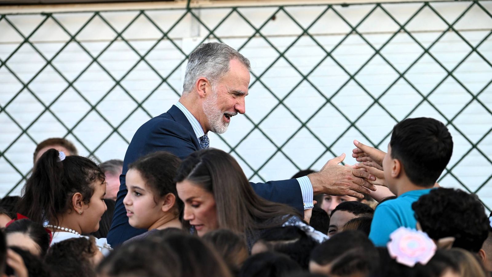 Ceuta se entrega a Felipe y Letizia 19 años después de la visita de Juan Carlos I: "Se nota, se siente: los Reyes están presentes" "¡Letizia, Letizia!". En el barrio obrero de Manzanera, a 15 minutos del centro, un grupo de mujeres grita el nombre de la reina. Veían que faltaba