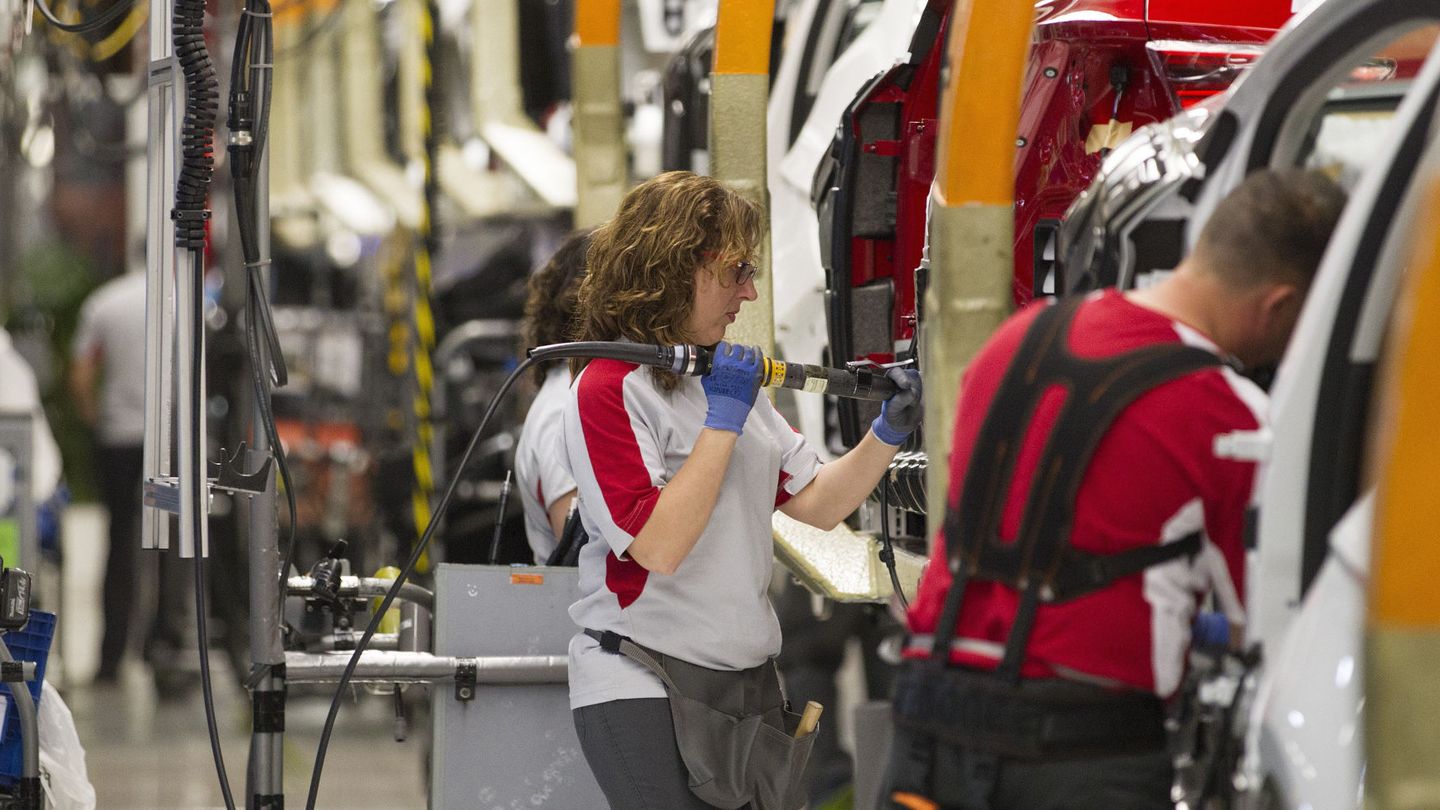 Trabajadores en una fábrica. (Reuters)