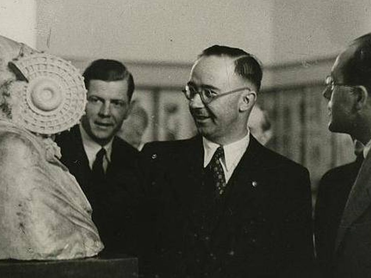Foto: El jefe de las SS, Heinrich Himmler, contempla la Dama de Elche en el Museo Arqueológico Nacional de Madrid tras el canje de Franco con el mariscal Pétain.