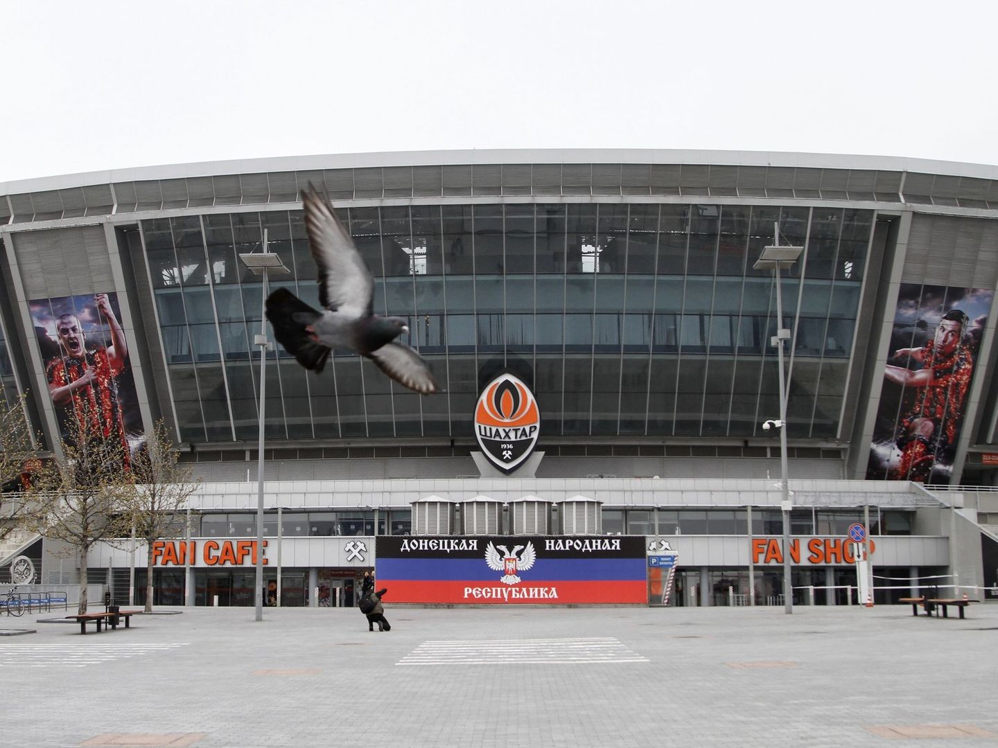 Foto del Donbass Arena con el escudo del Shaktar Donetsk y la bandera de la autoproclamada República Popular de Donetsk tomada en abril de 2017. (EFE)