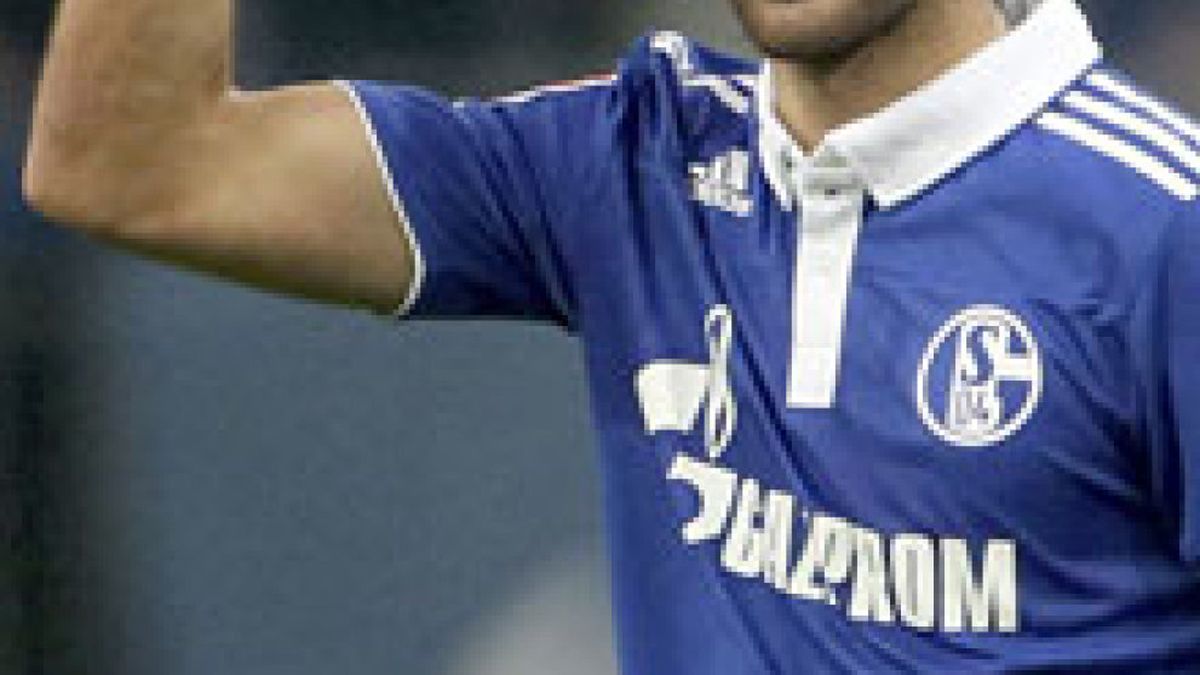 Raúl hace un 'hat trick' en la goleada del Schalke al Bremen