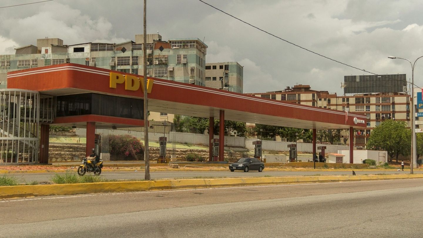 Una gasolinera cerrada en Maracaibo. (Reuters)