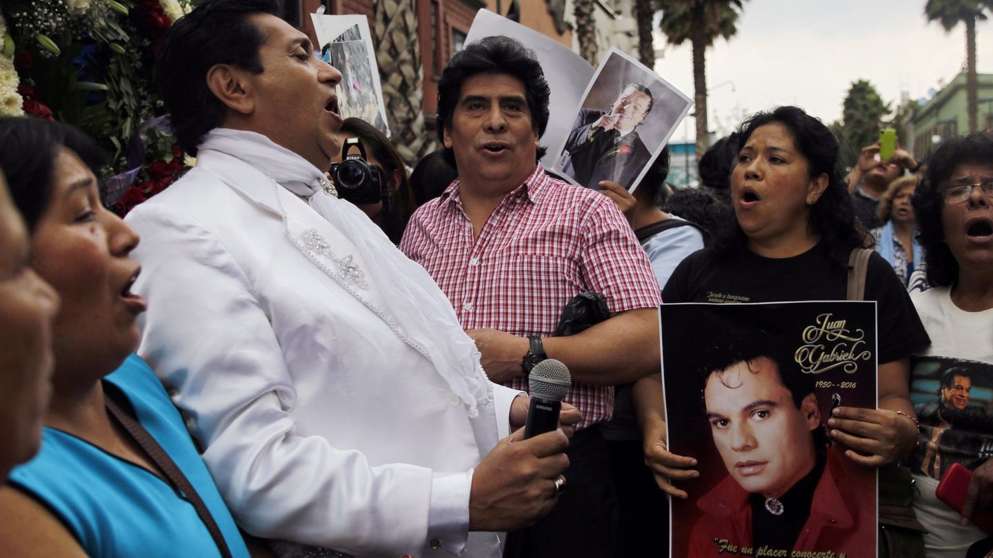 México recuerda al cantautor Juan Gabriel después de su muerte. (EFE)