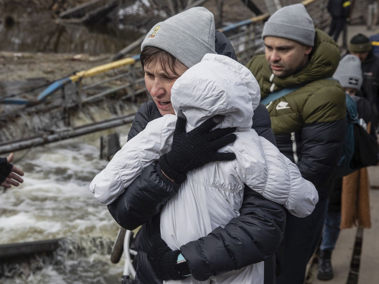 Ucranianos huyendo de la guerra. (EFE/EPA/Mikhail Palinchak)
