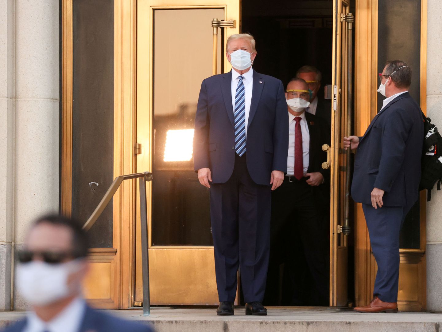 El presidente de EEUU, a su salida del hospital. (Reuters)