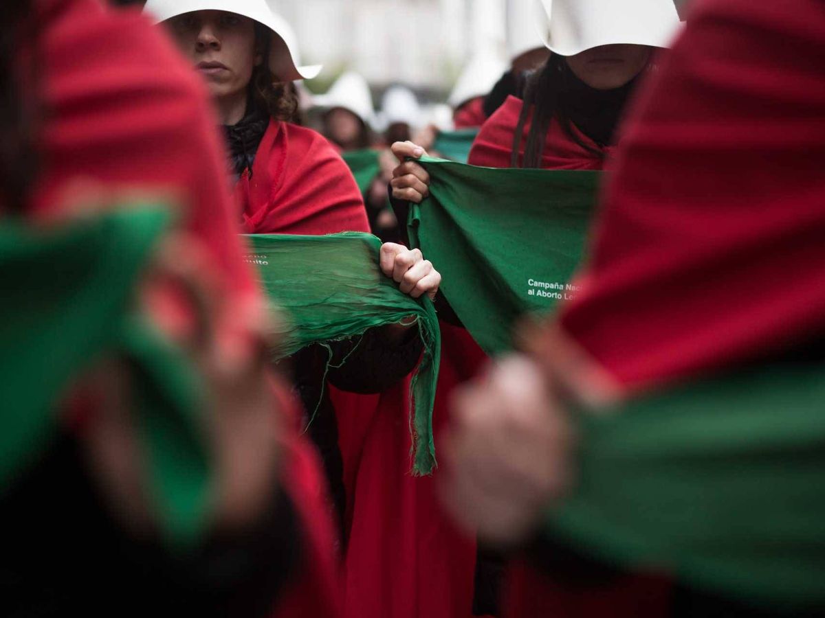 Foto: Manifestantes vestidas como 'El cuento de la criada' en 'La ola verde'. (Caramel)