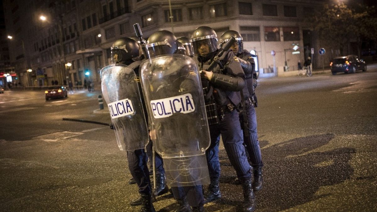 Abren un expediente a un policía por agredir a un indigente en la Puerta del Sol