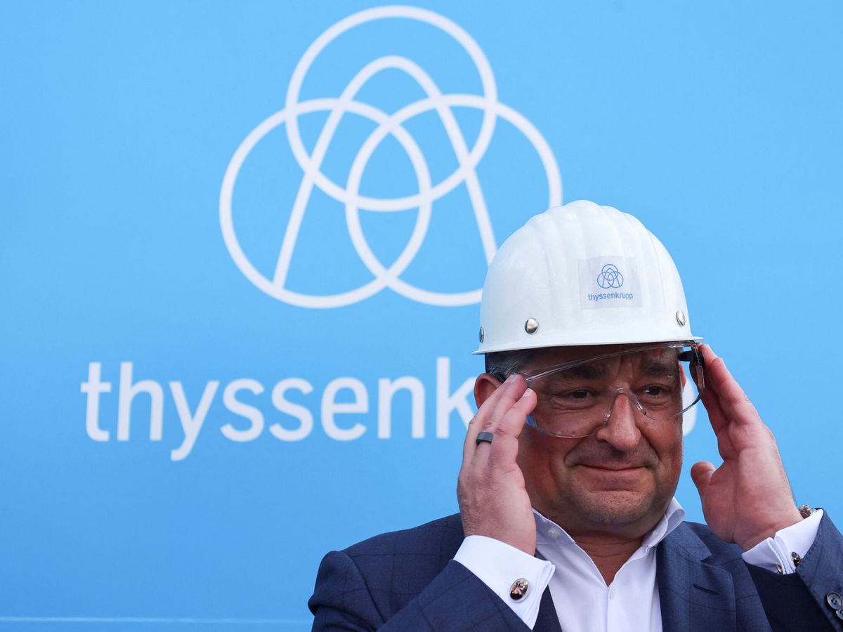 Foto: El CEO de la principal industria siderúrgica alemana, ThyssenKrupp, se ajusta las gafas protectoras frente a la entrada de la empresa. (Reuters/Wolfgang Rattay)