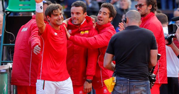 Foto: Ferrer, felicitado por sus compañeros. (Reuters)