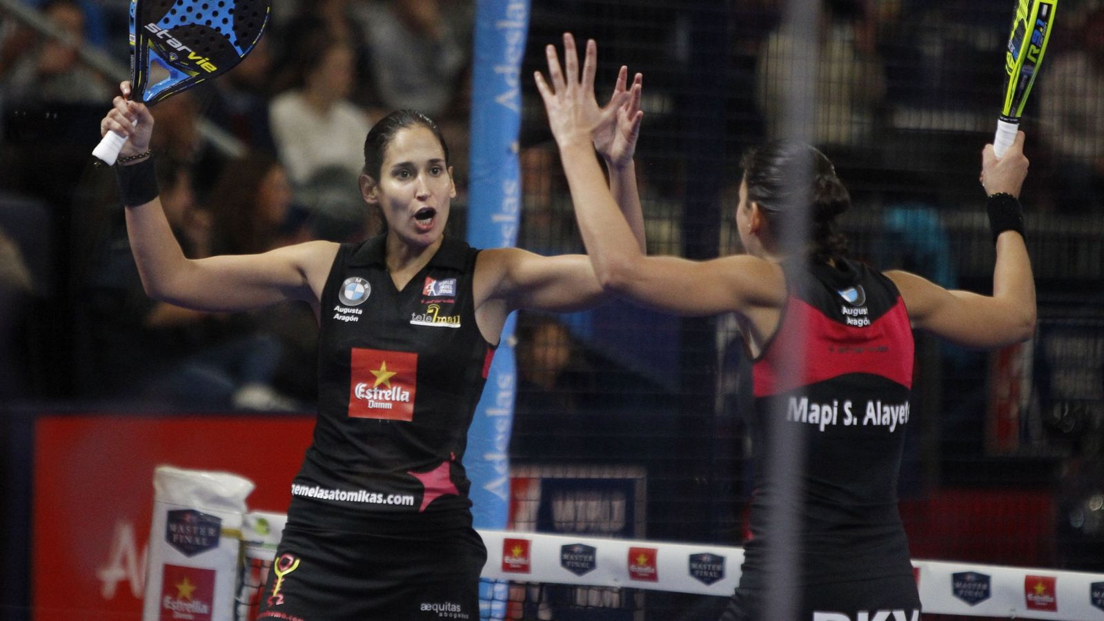 Foto: Las hermanas Mapi y Majo Sánchez Alayeto celebran su victoria en el partido de semifinal del Master Final (Javier López/EFE)