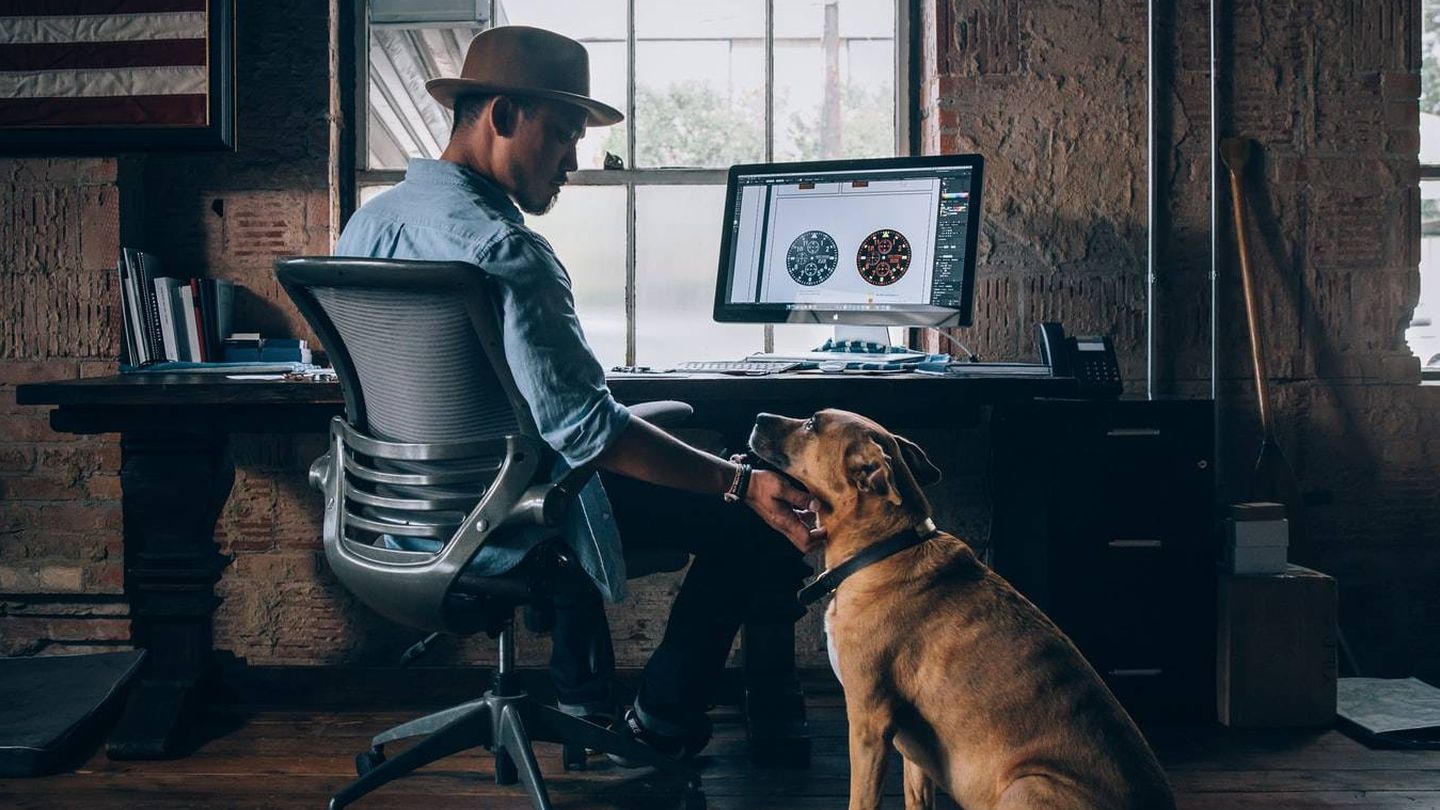 Un estudio revela que acudir a la oficina acompañado de tu mascota aumenta la productividad. (Foto: Unsplash - Devin Edwards)