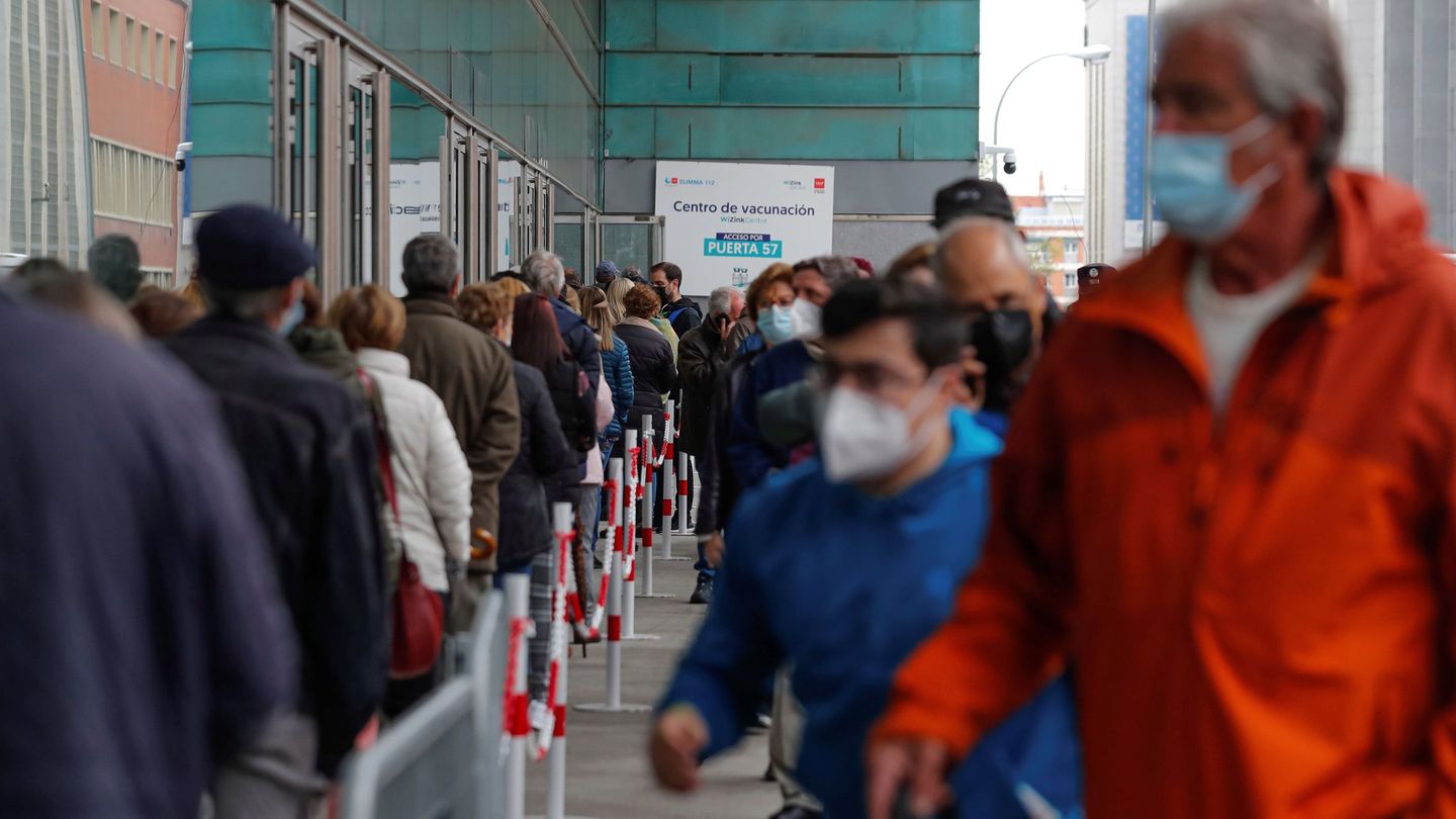 Decenas de personas guardan cola a la entrada del Wizink Center de Madrid para recibir la vacuna. (EFE)