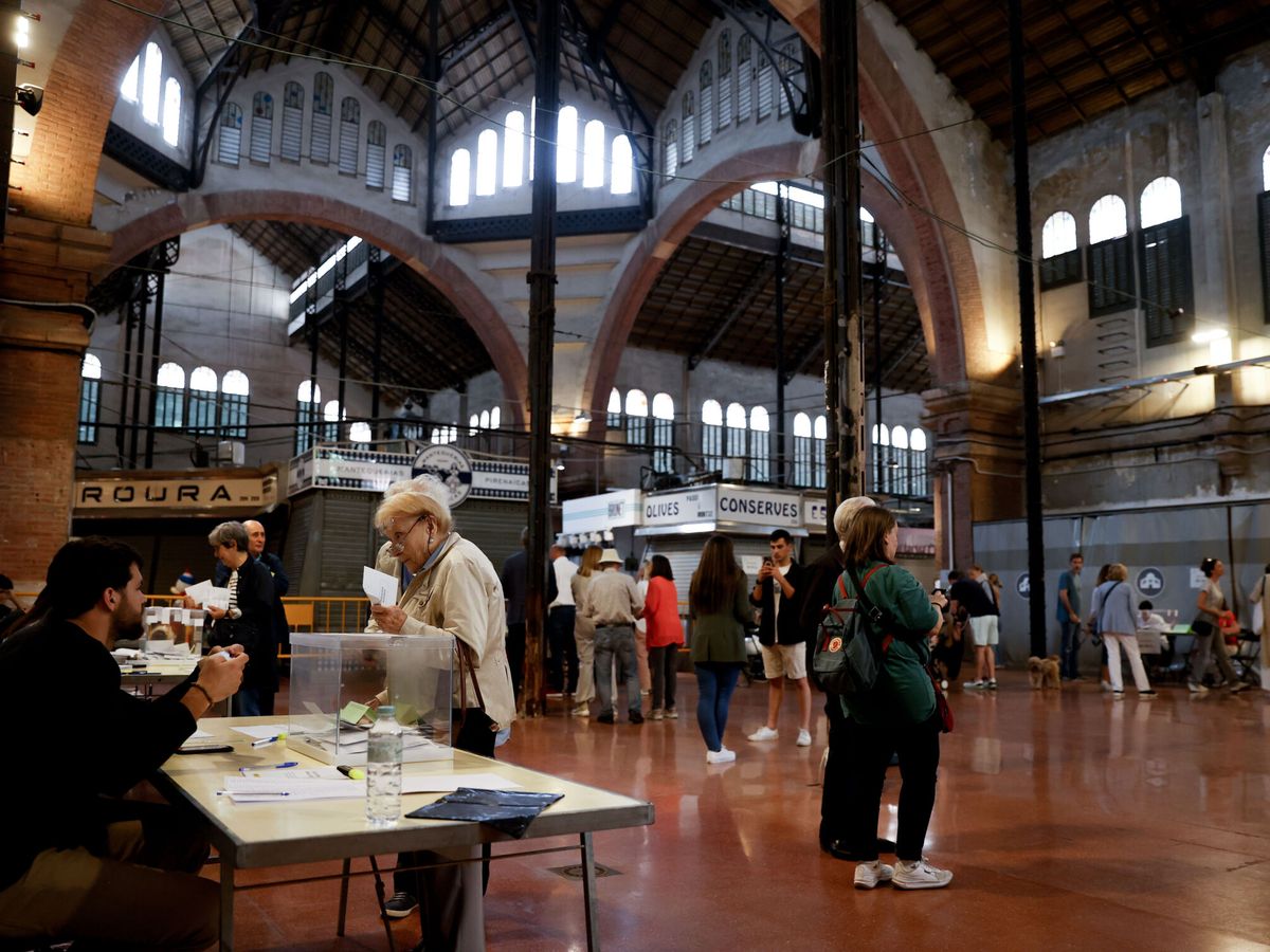 Foto: Votaciones en el Mercado de Galvany de Barcelona. (EFE/Toni Albir)