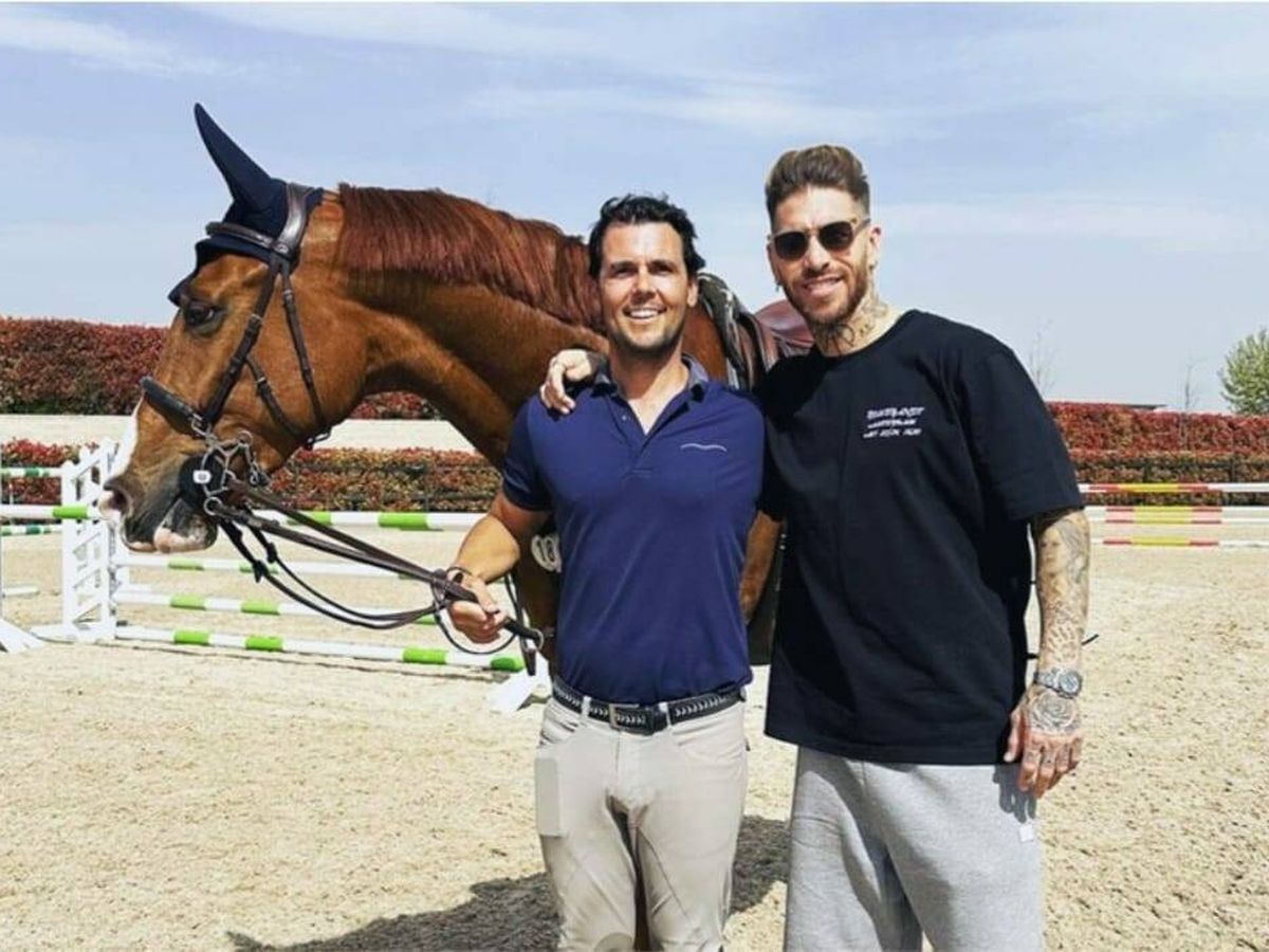 Foto: Sergio Ramos y Sergio Álvarez Moya posan con su nuevo caballo, Santo 123. (Redes sociales)