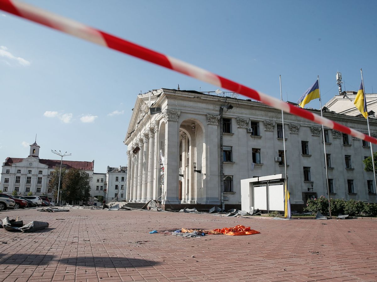 Foto: El teatro de Cherníhiv, tras el ataque ruso que dejó siete muertos. (EFE/Oleg Petrasyuk)