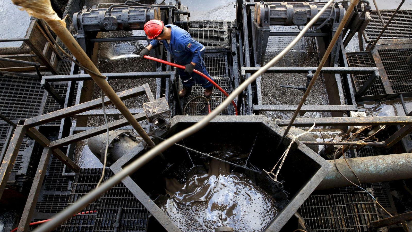 Foto: Contenedor con petróleo en una planta (Reuters)