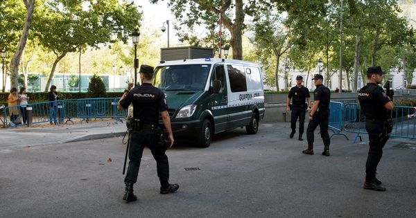 Foto: Un vehículo de la Guardia Civil, en el traslado de siete miembros de los CDR detenidos el lunes. (EFE)