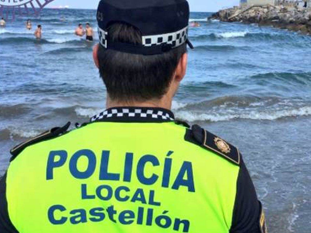 Foto: Imagen de archivo de un policía local en una playa de Castellón. 