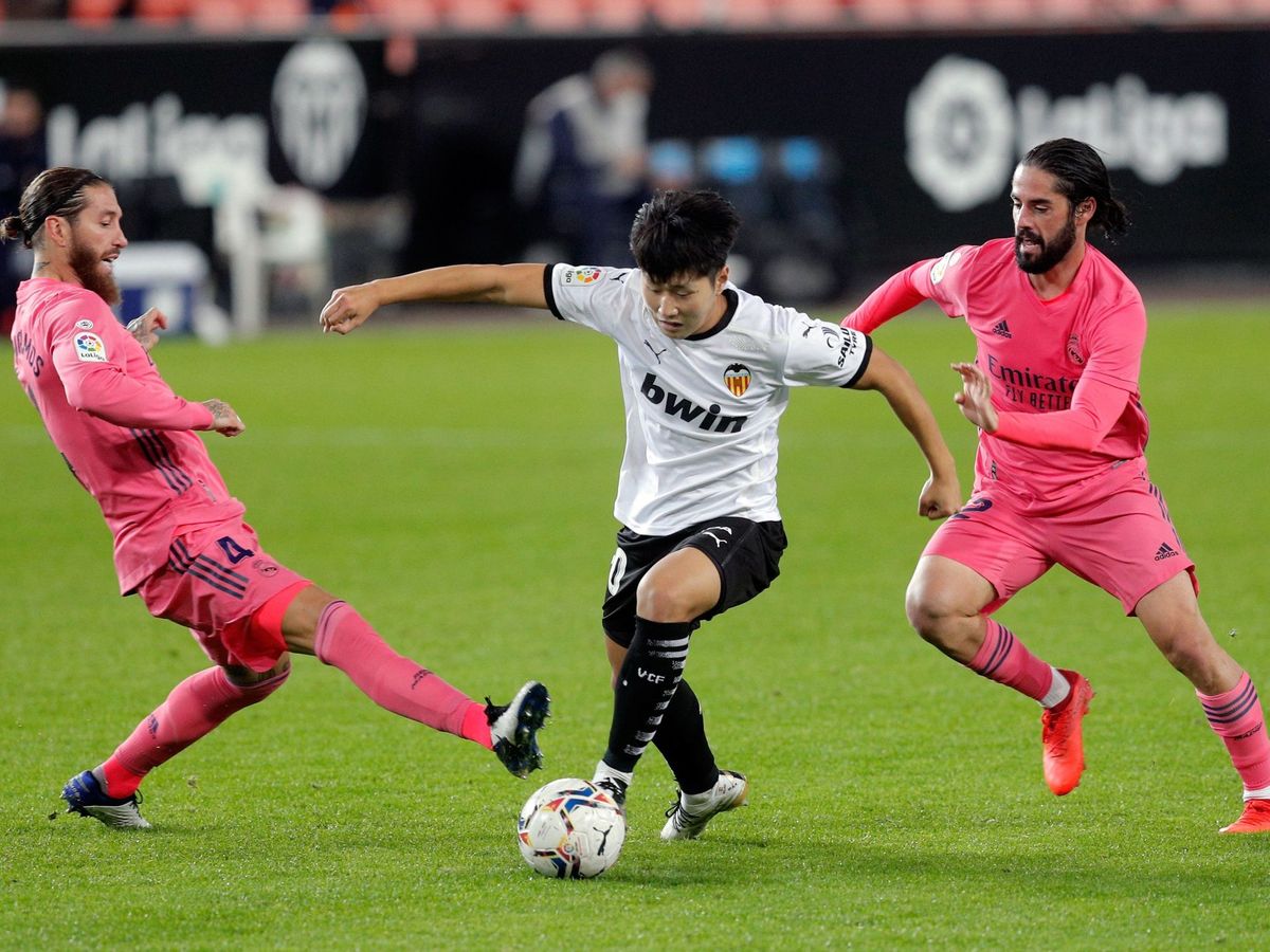 Foto: Isco y Ramos tratan de robar una pelota a Kang en el pasado Valencia-Real Madrid. (EFE)