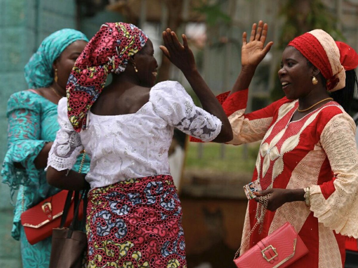 Foto: Familiares de varias niñas de Chibok rescatadas en Nigeria en 2017 (Reuters)