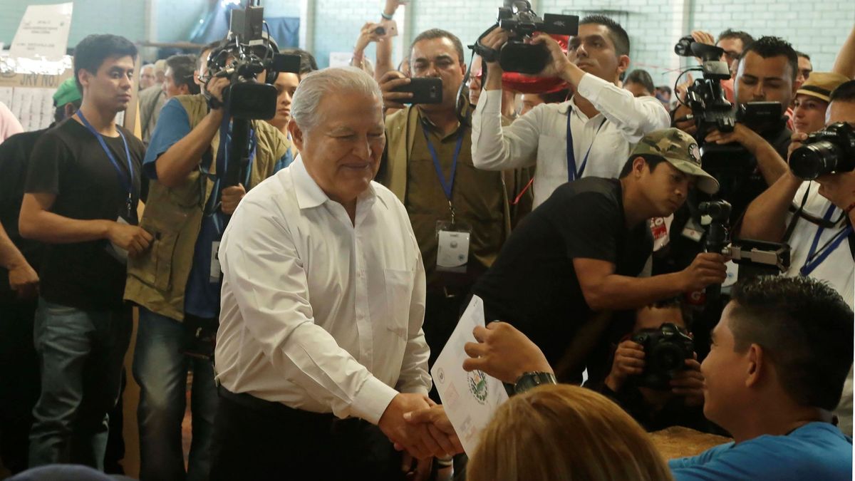 La Fiscalía de El Salvador ordena detener al expresidente Sánchez Cerén por blanqueo