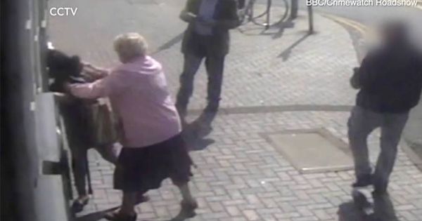 Foto: Doreen agarró del pelo a la ladrona para que no le robara su dinero (Foto: YouTube)