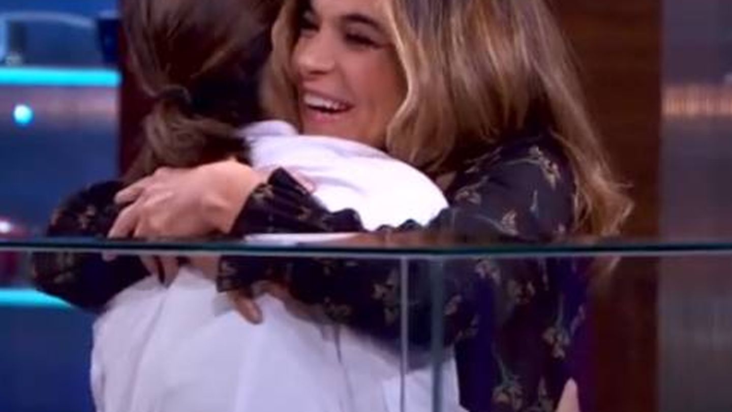  Xandra Falcó abraza a su hermana Tamara en 'MasterChef'.