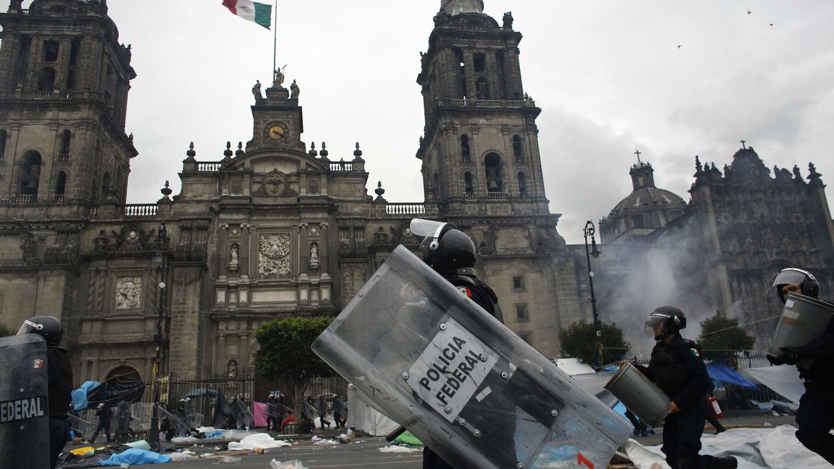 La Policía desaloja la plaza central de Ciudad México tomada por los maestros