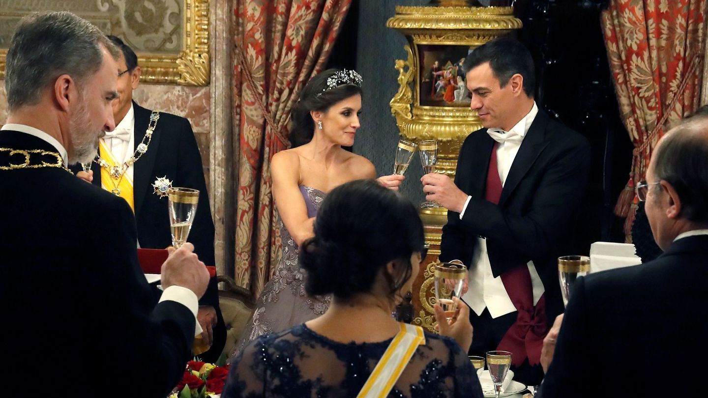 Cena de gala en honor al presidente de Perú y su esposa en el Palacio Real. (EFE)