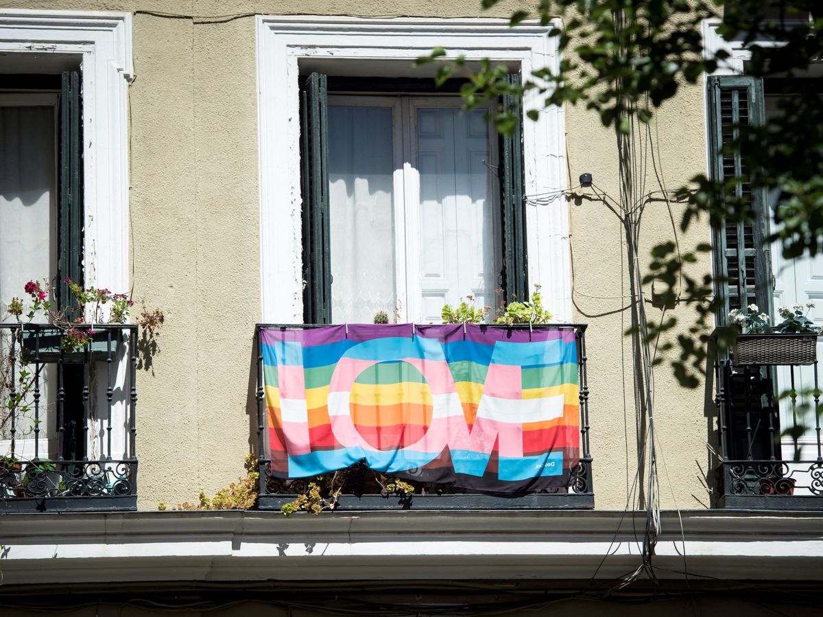Foto: Bandera LGTBI en un balcón de Chueca. (EFE)