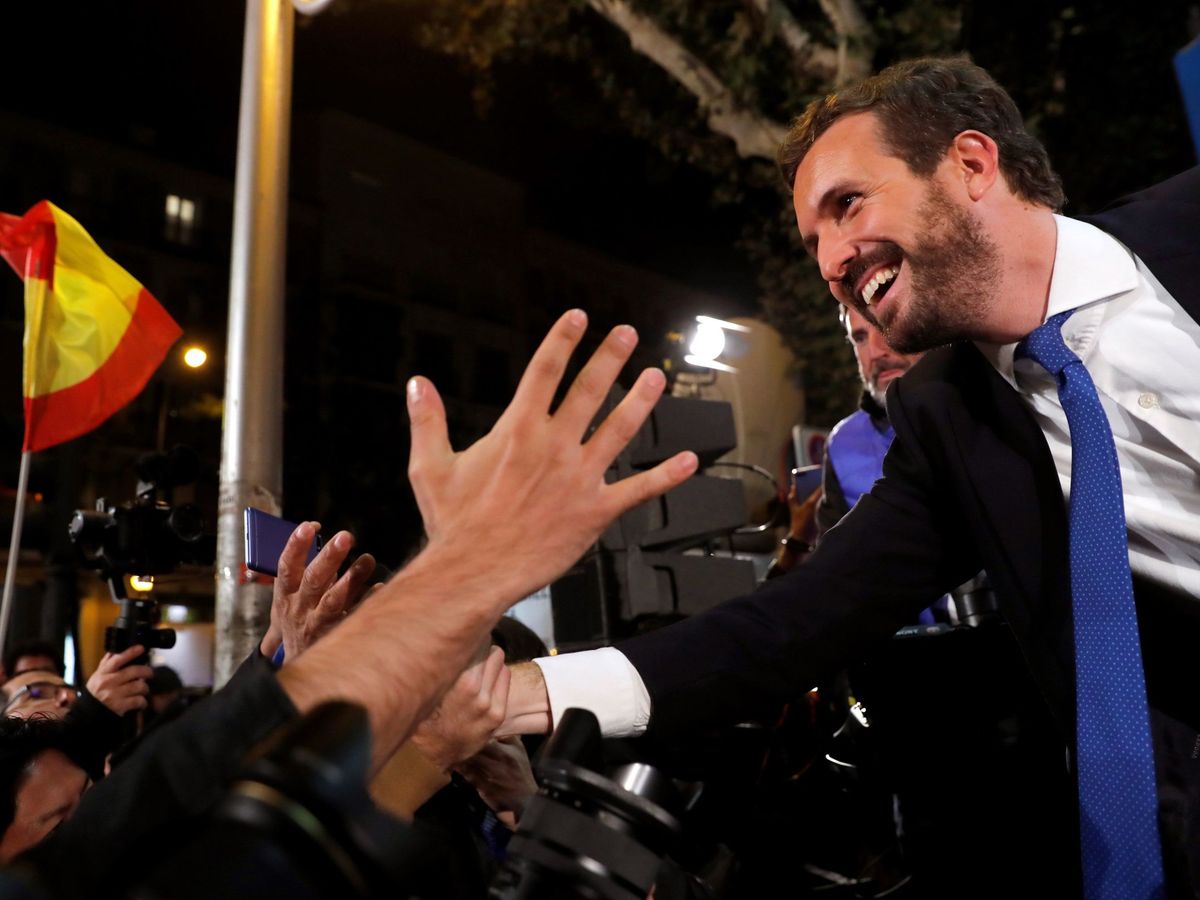 Foto: Pablo Casado saluda a los simpatizantes en la noche electoral. (Chema Moya/EFE)