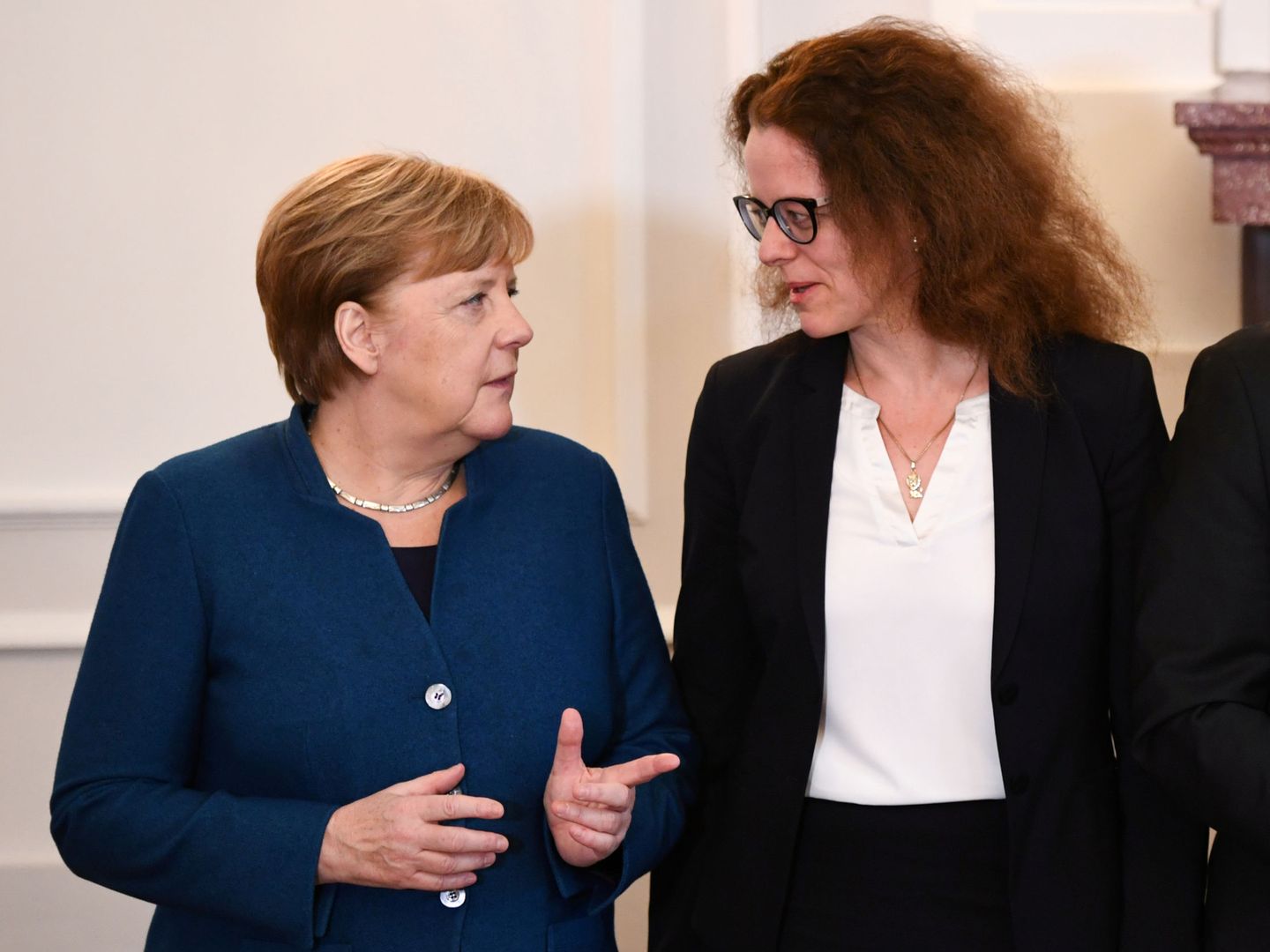 Isabel Schnabel, miembro del comité ejecutivo del BCE,  junto a la canciller Merkel. (Reuters)