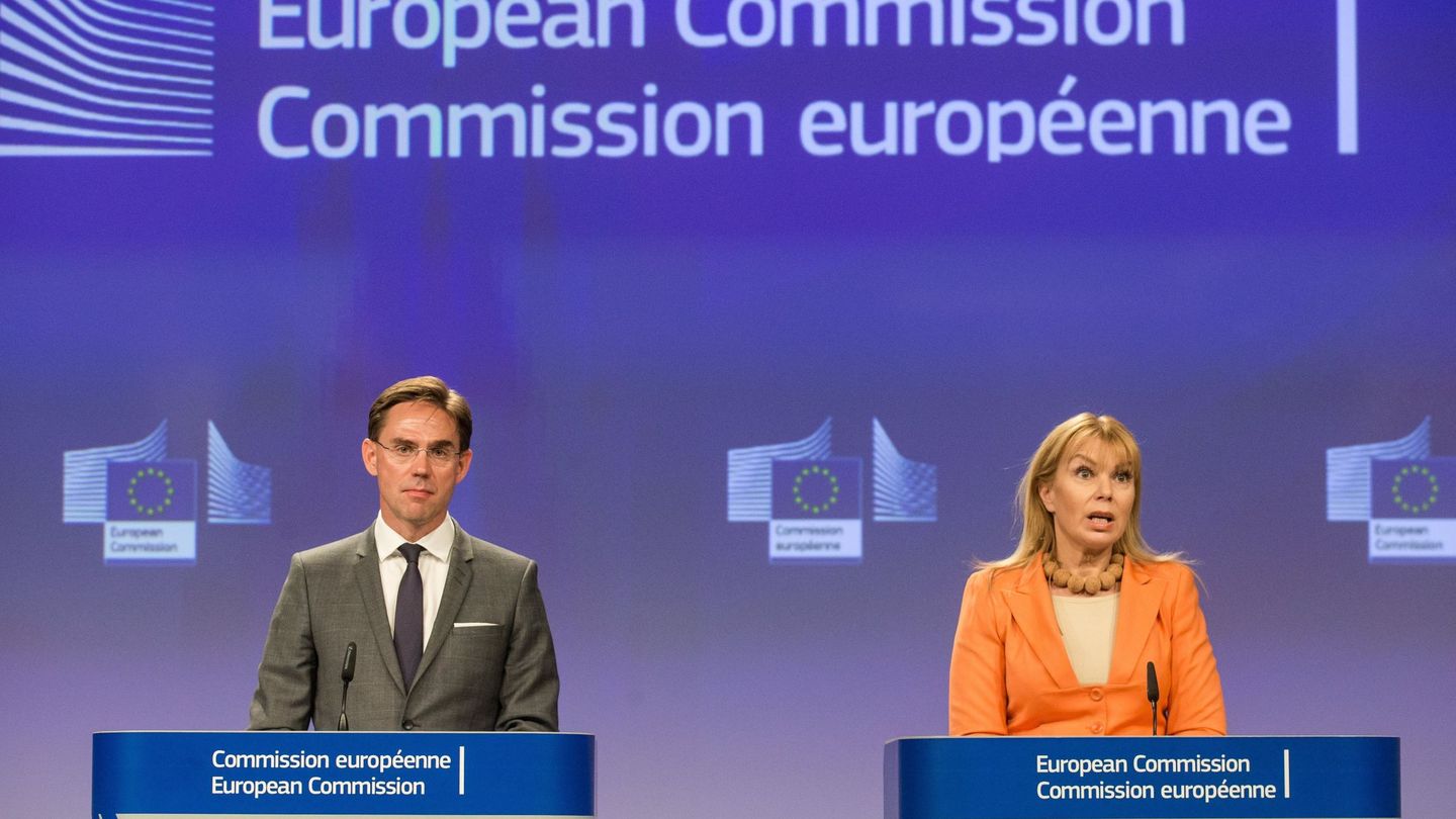 El vicepresidente de la Comisión Europea para la Competitividad y el Empleo, Jyrki Katainen (i) y la comisaria europea de Industria y Mercado Interior, Elzbieta Bienkowska (d). (EFE)