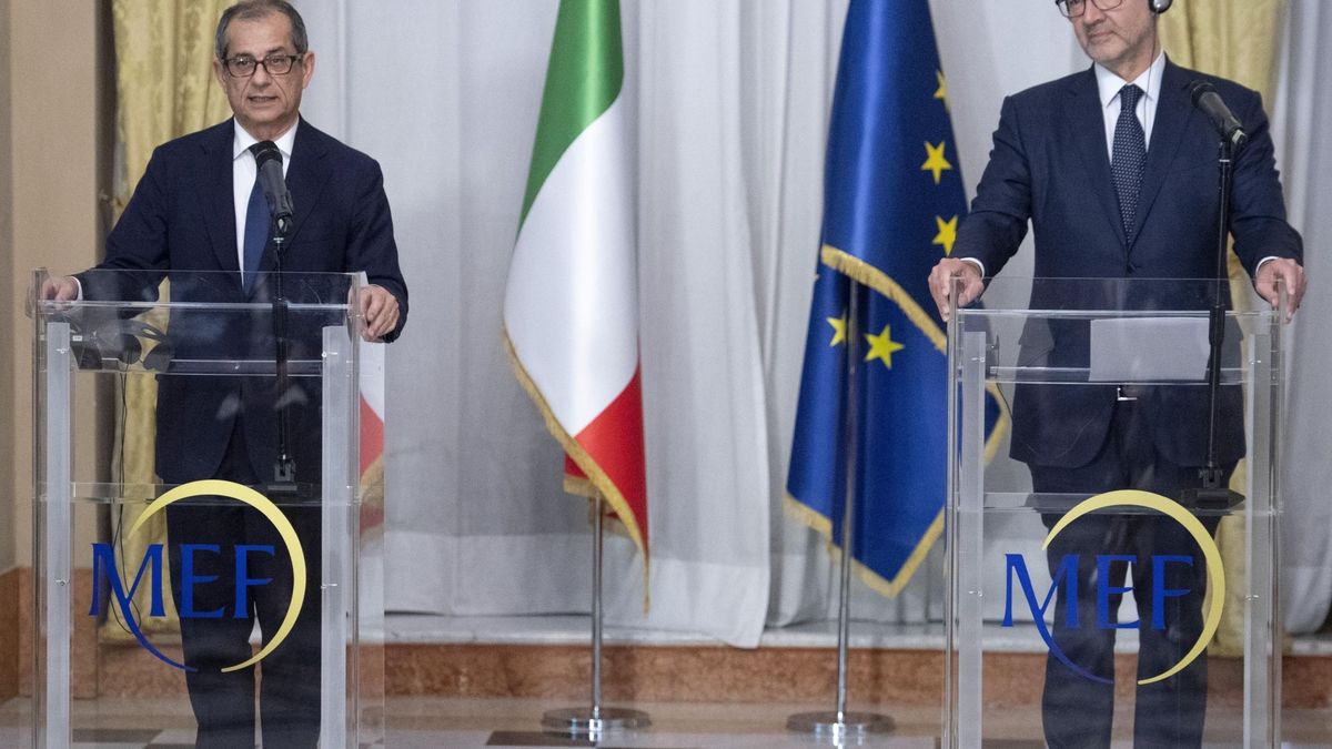 Bruselas avisa a Italia de que su presupuesto es "un desvío sin precedentes"