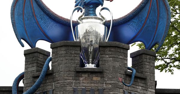 Foto: El dragón custodia la Copa de Europa. (Reuters)