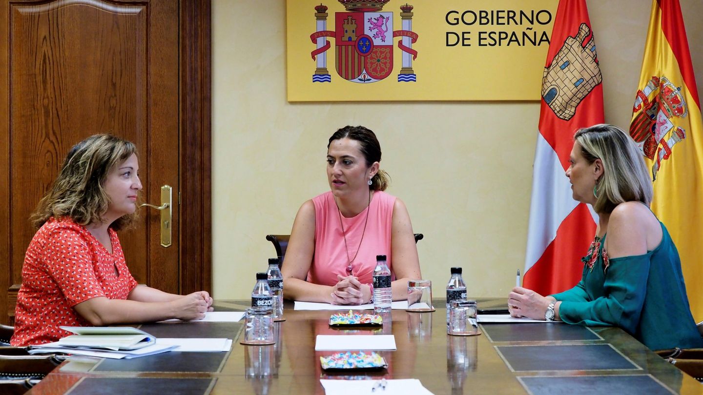 La eurodiputada Iratxe García (i), la delegada del Gobierno en CyL, Virginia Barcones (c), y la consejera de Economía, Pilar del Olmo. (EFE)