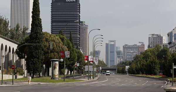 Foto: Imagen de Madrid sin coches en la Castellana en pleno mes de agosto. (Efe)